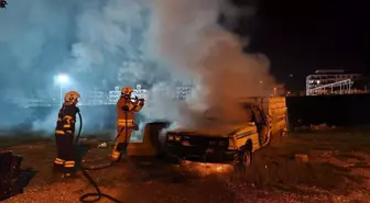 Hatay'da Park Halindeki Pikap Alevlere Teslim Oldu