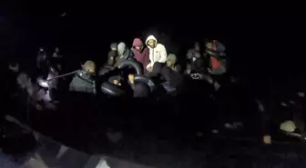 İzmir'de Motor Arızası Gören Lastik Botta 43 Düzensiz Göçmen Kurtarıldı