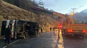 Erzincan'da Canlı Hayvan Yüklü Çekici Devrildi