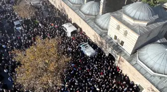 Kocaeli'de Çöken Binadan Son Anda Kurtarılan Genç Kızın Dramı