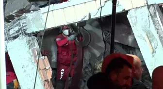 Kocaeli'de Çöken Binada Arama Kurtarma Çalışmaları Devam Ediyor