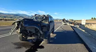 Hisarcık'ta Cip ile Kamyonetin Çarpışması: 4 Yaralı