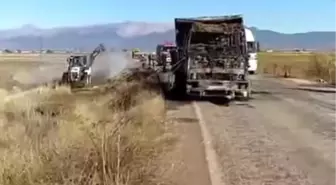 Denizli'de Saman Yüklü Kamyon Yangın Sonrası Kullanılamaz Hale Geldi