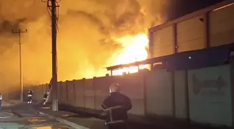 Bafra'da Geri Dönüşüm Fabrikasında Yangın Çıktı