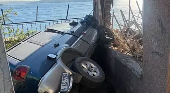 Sarıyer'de Freni Tutmayan Araç Elektrik Direğine Çarptı