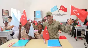 Somali'deki Türk Görev Kuvveti, Şehit Çocukları Ziyaret Etti