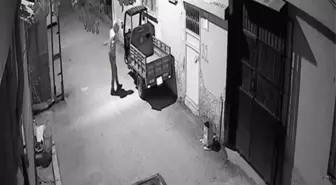 Adana'da Park Halindeki Mopedin Hırsızlığı Güvenlik Kamerasında