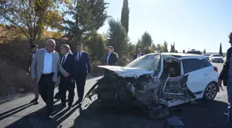 Adıyaman'da İki Otomobilin Çarpışması: 1 Polis Memuru ve Muhtar Yaralandı