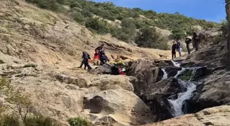 Susurluk'ta Kayalıklarda Mahsur Kalan İki Kişi Kurtarıldı