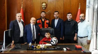 Depremzede Çocuk Hasan Yücel, Gaziantep FK Tesislerinde Ağırlanıp Futbolcularla Buluştu