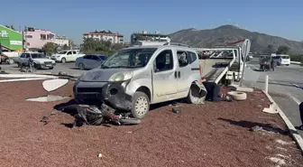 Hatay'da ticari araç motosikletlere çarptı: 6 yaralı