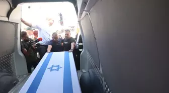 Hamas, 2 İsrailli Esirin Cesedini Kızılhaç Aracılığıyla Teslim Etti