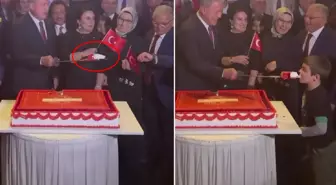 Hulusi Akar'ın küçük çocuğa kılıçla pasta yedirdiği görüntüler ses getirdi