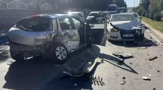 Kontrolden çıkan otomobil karşı şeride uçarak iki otomobile çarptı: 4 yaralı