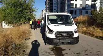 Malatya’da Kamyonet ile Elektrikli Bisikletin Çarpışması: 2 Yaralı