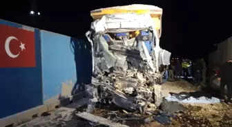 Mardin'de Tırla Çarpışan Kamyonun Sürücüsü Hayatını Kaybetti