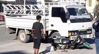 Mersin'de Kamyonet ile Motosiklet Çarpıştı: Sürücü Ağır Yaralandı