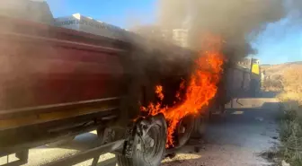 Afyonkarahisar'da Tırın Lastikleri Yandı, İtfaiye Zamanında Müdahale Etti