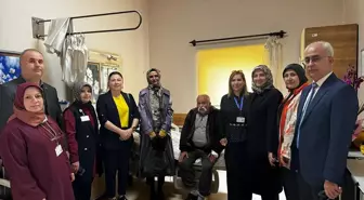 Tokat Valisi Köklü'nün eşi Yasemin Köklü'den rahatsızlanan şehit babasına ziyaret