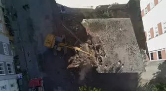 Türkeli'de Metruk Binaların Yıkımına Başlandı