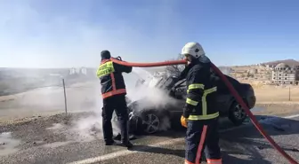 Besni'de Yolda Alev Alan Otomobil Kullanılamaz Hale Geldi