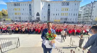 Kalp Krizi Geçiren Okul Müdürü Öğrencileri Tarafından Karşılandı