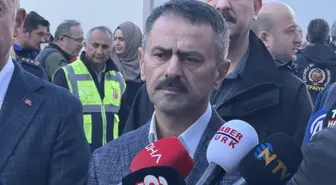 Kocaeli'de çöken apartmanın ve tahliye edilen binaların bulunduğu bölgede ekipler inceleme yapıyor