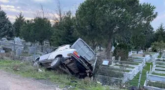 Alkollü Sürücü Mezarlığa Daldı, Olay Yerinden Firar Etti