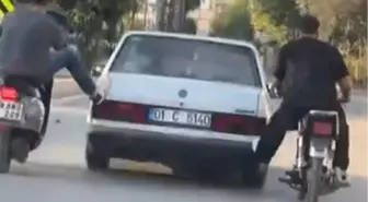 Motosiklet Sürücüleri Yolda Kalan Aracı Ayaklarıyla İtti