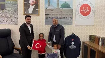 Küçük Kardeşlerin Bayrak Sevgisi Yürekleri Isıttı