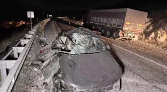 Afyonkarahisar'da Otomobilin Tıra Çarpması Sonucu 4 Yaralı