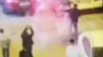 Beyoğlu'nda evin yandığı kız isteme töreninde havai fişek atılan anlar kamerada