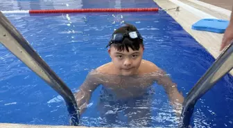 Down Sendromlu Kayra'nın Yüzme Başarısı Geleceğe Umut Oluyor