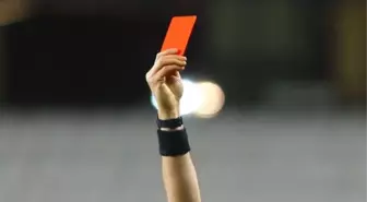 Kırmızı kart gören teknik direktör soyunma odasına girebilir mi?