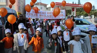 Karabük'te ana sınıfı öğrencileri lösemi hastaları için gökyüzüne balon bıraktı