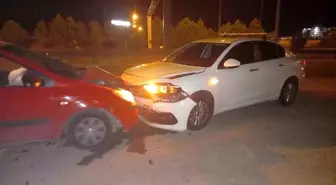 Afyonkarahisar'da Trafik Kazası: Polis Aracına Çarpan Otomobilde 2 Yaralı
