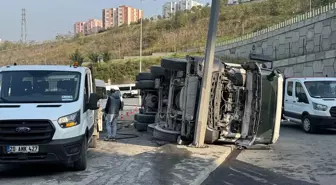Sarıyer'de Beton Mikseri Devrildi, Trafik Durma Noktasına Geldi