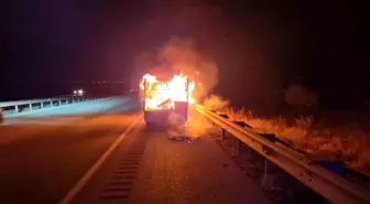 Konya'da Seyir Halindeki Kamyonet Alev Aldı