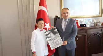 Anamur Kaymakamı Kemal Duru resim yarışmasında dereceye giren öğrenciyi ağırladı
