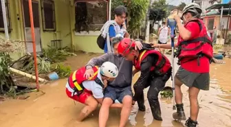 Filipinler'de Kalmaegi Tayfunu Can Aldı