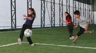 Hakkari'de 'Sarı Fırtına' Gül Yıldız'ın Halı Saha Hayali Gerçek Oldu