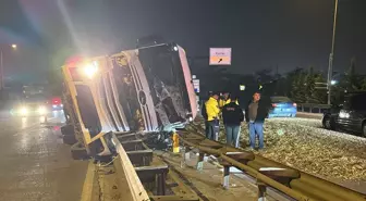 Başiskele'de Yonga Taşıyan Tır Devrildi