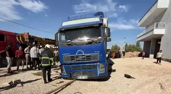 Lastik değişimi sırasında kayan tırın altında kalarak hayatını kaybetti