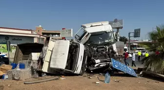 Mersin'de Tır ve Kamyon Çarpışması: 2 Yaralı