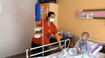 Minik Muhammed, lösemiyle mücadele ederken öğretmenlerinin desteğiyle derslerinden geri kalmıyor