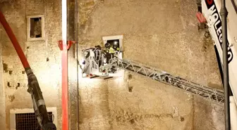 Roma'da Tarihi Kulede Çökme: Bir İşçi 11 Saatte Kurtarıldı