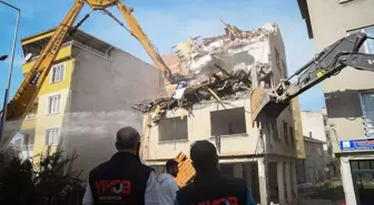 Balıkesir'de Deprem Sonrası Hasarlı Yapılarda Yıkım Çalışmaları Devam Ediyor