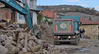 Sındırgı'da Deprem Sonrası Yıkım Çalışmaları Devam Ediyor