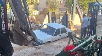 Adıyaman'da Otomobil Çökme Nedeniyle Mahsur Kaldı