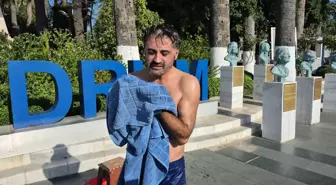 Bodrumlu Vatandaş 6 Gün Su Alamadığı İçin Meydanda Duş Aldı